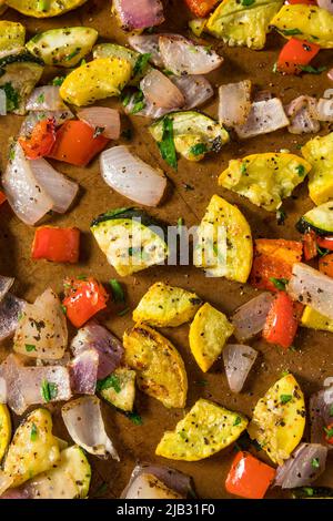 Hausgemachtes, geröstetes Sommergemüse mit Zuccini Peppers und Zwiebeln Stockfoto