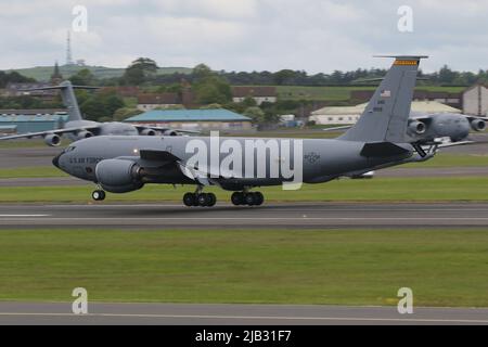 59-1519, eine Boeing KC-135R Stratotanker, die vom 185. Air Betanking Wing der Iowa Air National Guard, United States Air Force, betrieben wird und am Prestwick International Airport in Ayrshire, Schottland ankommt. Das Flugzeug unterstützte 10 Fairchild Republic A-10C Thunderbolt IIS, als es nach der Teilnahme an Exercise Swift Response in die USA zurückkehrte. Stockfoto