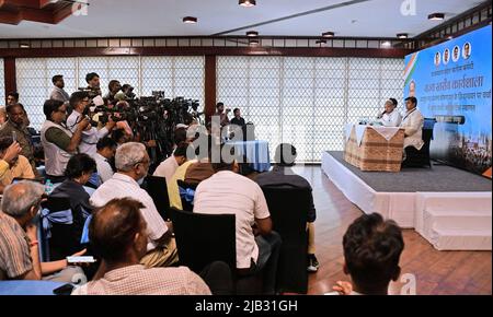 Jaipur, Rajasthan, Indien. 2.. Juni 2022. Chief Minister Ashok Gehlot mit Staatspräsident Govind Singh Dotasara und Parteichef spricht die Medien nach einem Workshop des Rajasthan Pradesh Kongresskomitees in Jaipur. Etwa 650 Teilnehmer nahmen an dem Workshop Teil. Die Hauptagenda des Workshops besteht darin, die Beschlüsse der neuen Resolution umzusetzen, die im Nav Sankalp-Camp des All India Congress Committee in Udaipur im Distrikt und anderen unteren Ebenen veröffentlicht wurde. (Bild: © Sumit Sarawat/Pacific Press via ZUMA Press Wire) Quelle: ZUMA Press, Inc./Alamy Live News Stockfoto