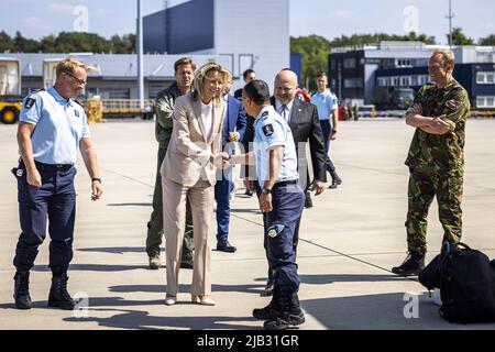 Eindhoven, Niederlande. 2.. Juni 2022. 2022-06-02 15:59:34 EINDHOVEN - Verteidigungsminister Kajsa Ollongren und Chefankläger des ICC Karim Khan bei der Ankunft des forensischen Untersuchungsteams der Königlichen Niederlande Marechaussee aus Kiew. Das Untersuchungsteam hat an der umfassenden Untersuchung der Kriegsverbrechen in der Ukraine mitgewirkt. ANP ROB ENGELAAR netherlands Out - belgium Out Credit: ANP/Alamy Live News Stockfoto