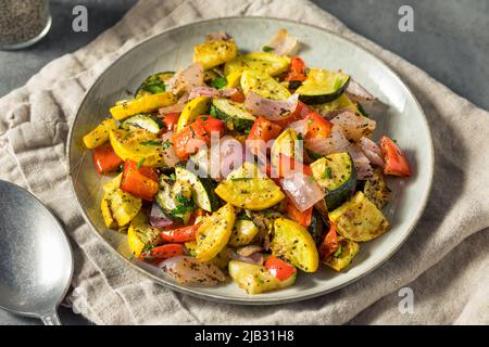 Hausgemachtes, geröstetes Sommergemüse mit Zuccini Peppers und Zwiebeln Stockfoto