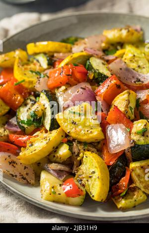 Hausgemachtes, geröstetes Sommergemüse mit Zuccini Peppers und Zwiebeln Stockfoto