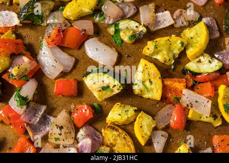 Hausgemachtes, geröstetes Sommergemüse mit Zuccini Peppers und Zwiebeln Stockfoto