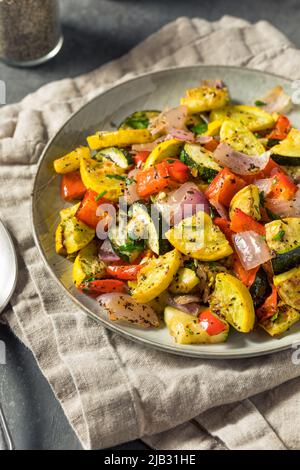 Hausgemachtes, geröstetes Sommergemüse mit Zuccini Peppers und Zwiebeln Stockfoto