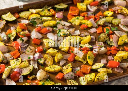 Hausgemachtes, geröstetes Sommergemüse mit Zuccini Peppers und Zwiebeln Stockfoto