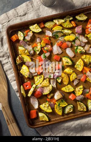 Hausgemachtes, geröstetes Sommergemüse mit Zuccini Peppers und Zwiebeln Stockfoto