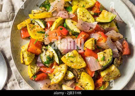 Hausgemachtes, geröstetes Sommergemüse mit Zuccini Peppers und Zwiebeln Stockfoto