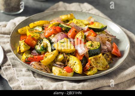 Hausgemachtes, geröstetes Sommergemüse mit Zuccini Peppers und Zwiebeln Stockfoto