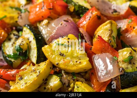 Hausgemachtes, geröstetes Sommergemüse mit Zuccini Peppers und Zwiebeln Stockfoto