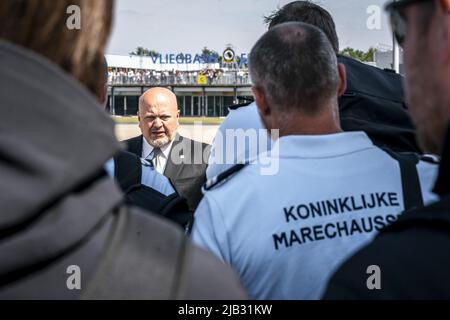 Eindhoven, Niederlande. 2.. Juni 2022. 2022-06-02 16:02:37 EINDHOVEN - Chefankläger des ICC Karim Khan bei der Ankunft des forensischen Untersuchungsteams der Königlichen Niederlande Marechaussee aus Kiew. Das Untersuchungsteam hat an der umfassenden Untersuchung der Kriegsverbrechen in der Ukraine mitgewirkt. ANP ROB ENGELAAR netherlands Out - belgium Out Credit: ANP/Alamy Live News Stockfoto