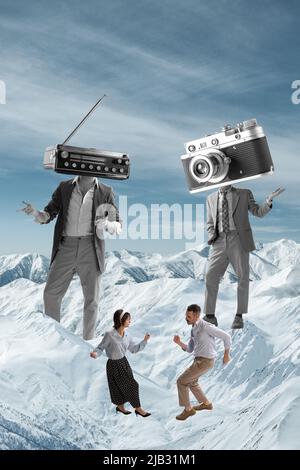 Collage zeitgenössischer Kunst. Stilvoller Mann und Frau mit Vintage-Kamera und Radiokamera, die auf Eisbergen tanzen. Retro-Party Stockfoto