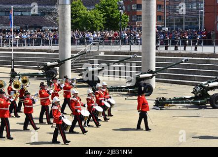 Die Regimental Band der Royal Welsh, die zum Platin-Jubiläum der Königin auftrat, Roald Dahl Plass, Cardiff Bay, Wales Stockfoto