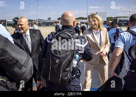 Eindhoven, Niederlande. 2.. Juni 2022. 2022-06-02 16:05:50 EINDHOVEN - Verteidigungsminister Kajsa Ollongren und Chefankläger des ICC Karim Khan bei der Ankunft des forensischen Untersuchungsteams der Königlichen Niederlande Marechaussee aus Kiew. Das Untersuchungsteam hat an der umfassenden Untersuchung der Kriegsverbrechen in der Ukraine mitgewirkt. ANP ROB ENGELAAR netherlands Out - belgium Out Credit: ANP/Alamy Live News Stockfoto