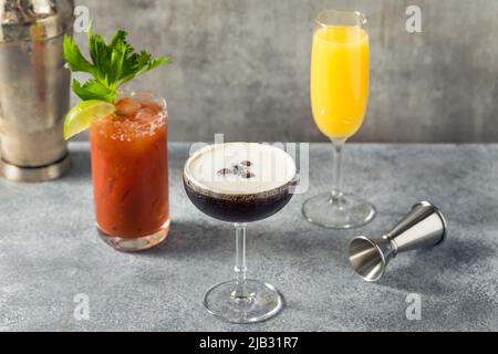 Kalte, alkoholvolle Brunch-Cocktails zum Frühstück mit Mimosa Espresso Martini und Bloody Mary Stockfoto