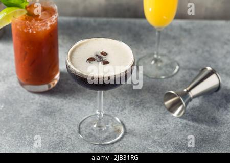 Kalte, alkoholvolle Brunch-Cocktails zum Frühstück mit Mimosa Espresso Martini und Bloody Mary Stockfoto