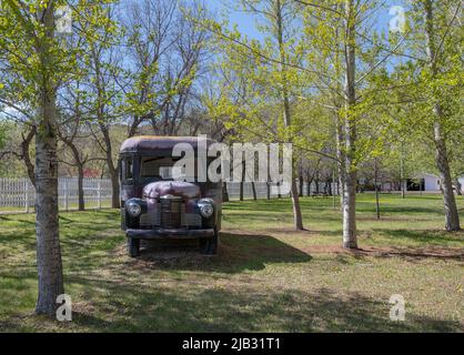 Alter verlassener Schulbus in East Coulee im Tal des Red Deer River Stockfoto