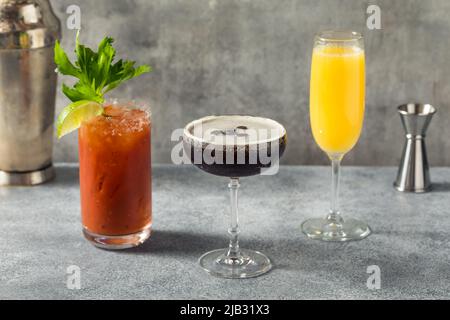 Kalte, alkoholvolle Brunch-Cocktails zum Frühstück mit Mimosa Espresso Martini und Bloody Mary Stockfoto