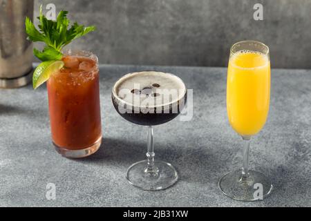 Kalte, alkoholvolle Brunch-Cocktails zum Frühstück mit Mimosa Espresso Martini und Bloody Mary Stockfoto