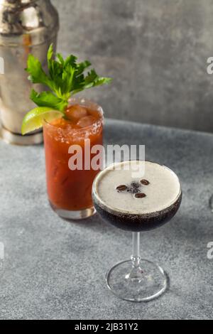 Kalte, alkoholvolle Brunch-Cocktails zum Frühstück mit Mimosa Espresso Martini und Bloody Mary Stockfoto