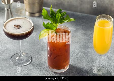 Kalte, alkoholvolle Brunch-Cocktails zum Frühstück mit Mimosa Espresso Martini und Bloody Mary Stockfoto