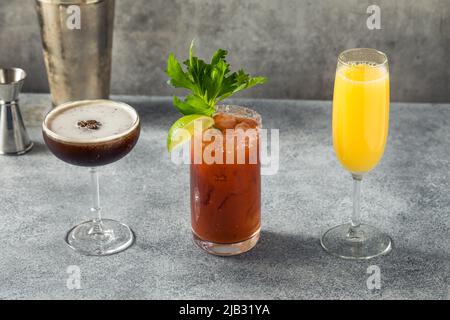 Kalte, alkoholvolle Brunch-Cocktails zum Frühstück mit Mimosa Espresso Martini und Bloody Mary Stockfoto