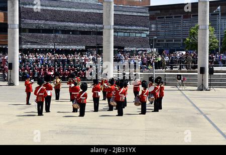 Die Regimental Band der Royal Welsh, die zum Platin-Jubiläum der Königin auftrat, Roald Dahl Plass, Cardiff Bay, Wales Stockfoto