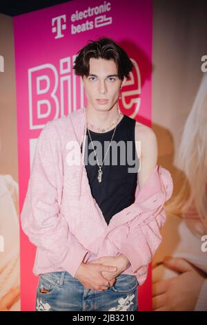 Bonn, Deutschland. 01.. Juni 2022. Influencer Nils Küsel kommt zum Konzert von Sänger B. Eilish. Die Musikerin gab vor Beginn ihrer Europa-Tournee ein akustisches Konzert bei Telekom Electronic Beats. Quelle: Marius Becker/dpa/Alamy Live News Stockfoto