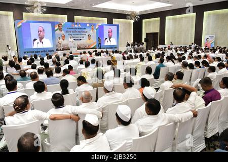 Jaipur, Rajasthan, Indien. 2.. Juni 2022. Chief Minister Ashok Gehlot spricht während eines Workshops des Rajasthan Pradesh Congress Committee in Jaipur. Etwa 650 Teilnehmer nahmen an dem Workshop Teil. Die Hauptagenda des Workshops besteht darin, die Beschlüsse der neuen Resolution umzusetzen, die im Nav Sankalp-Camp des All India Congress Committee in Udaipur im Distrikt und anderen unteren Ebenen veröffentlicht wurde. (Bild: © Sumit Sarawat/Pacific Press via ZUMA Press Wire) Quelle: ZUMA Press, Inc./Alamy Live News Stockfoto