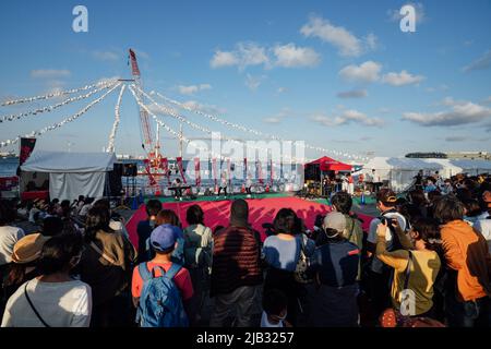 (220602) -- YOKOHAMA, 2. Juni 2022 (Xinhua) -- Menschen beobachten eine Aufführung während des Yokohama Port Opening Festivals in Yokohama, Japan, am 2. Juni 2022. (Xinhua/Zhang Xiaoyu) Stockfoto