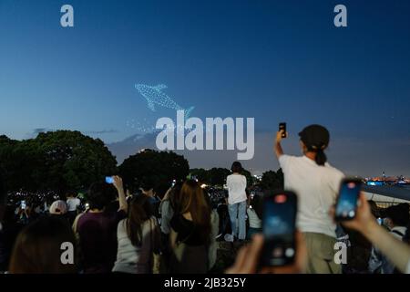 (220602) -- YOKOHAMA, 2. Juni 2022 (Xinhua) -- Menschen beobachten eine Drohnenshow während des Yokohama Port Opening Festivals in Yokohama, Japan, am 2. Juni 2022. (Xinhua/Zhang Xiaoyu) Stockfoto