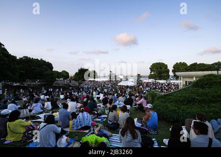 (220602) -- YOKOHAMA, 2. Juni 2022 (Xinhua) -- Menschen beobachten eine Aufführung während des Yokohama Port Opening Festivals in Yokohama, Japan, am 2. Juni 2022. (Xinhua/Zhang Xiaoyu) Stockfoto