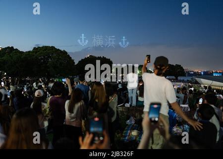 (220602) -- YOKOHAMA, 2. Juni 2022 (Xinhua) -- Menschen beobachten eine Drohnenshow während des Yokohama Port Opening Festivals in Yokohama, Japan, am 2. Juni 2022. (Xinhua/Zhang Xiaoyu) Stockfoto