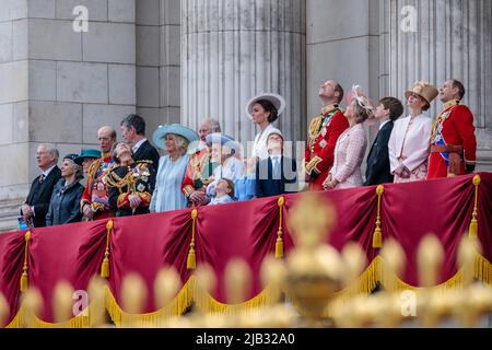 Trooping the Color, The Queen’s Birthday Parade, London, Großbritannien. 2.. Juni 2022. Die Königin und die Mitglieder der königlichen Familie treten auf dem Balkon des Buckingham Palace zum traditionellen Flypast-Finale des Trooping of the Color auf, einer zeremoniellen Parade anlässlich des offiziellen Geburtstages Ihrer Majestät der Königin. Amanda Rose/Alamy Live News Stockfoto