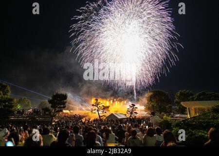 (220602) -- YOKOHAMA, 2. Juni 2022 (Xinhua) -- die Menschen beobachten das Feuerwerk während des Yokohama Port Opening Festivals in Yokohama, Japan, am 2. Juni 2022. (Xinhua/Zhang Xiaoyu) Stockfoto