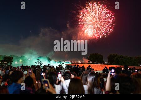 (220602) -- YOKOHAMA, 2. Juni 2022 (Xinhua) -- die Menschen beobachten das Feuerwerk während des Yokohama Port Opening Festivals in Yokohama, Japan, am 2. Juni 2022. (Xinhua/Zhang Xiaoyu) Stockfoto