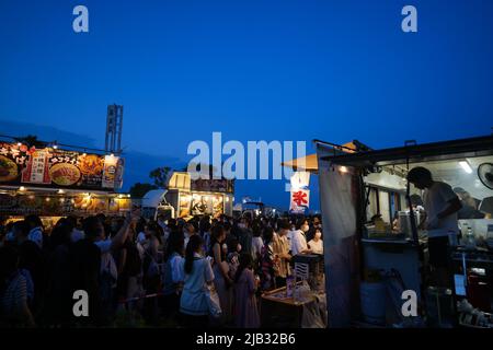 (220602) -- YOKOHAMA, 2. Juni 2022 (Xinhua) -- während des Yokohama Port Opening Festivals in Yokohama, Japan, am 2. Juni 2022, kaufen Menschen Lebensmittel. (Xinhua/Zhang Xiaoyu) Stockfoto