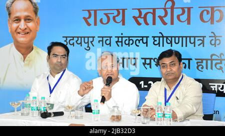 Jaipur, Rajasthan, Indien. 2.. Juni 2022. Chief Minister Ashok Gehlot mit Staatspräsident Govind Singh Dotasara (R) und Parteichef spricht die Medien nach einem Workshop des Rajasthan Pradesh Kongresskomitees in Jaipur. Etwa 650 Teilnehmer nahmen an dem Workshop Teil. Die Hauptagenda des Workshops besteht darin, die Beschlüsse der neuen Resolution umzusetzen, die im Nav Sankalp-Camp des All India Congress Committee in Udaipur im Distrikt und anderen unteren Ebenen veröffentlicht wurde. (Bild: © Sumit Sarawat/Pacific Press via ZUMA Press Wire) Quelle: ZUMA Press, Inc./Alamy Live News Stockfoto