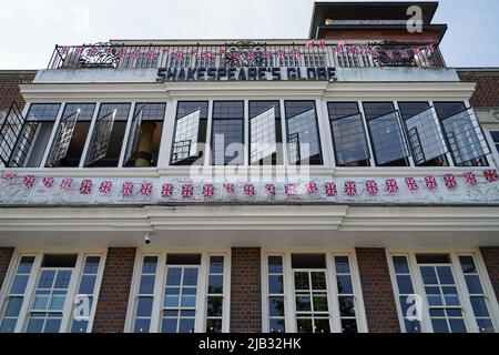 Shakespeare's Globe Bar und Restaurant mit Union-Jack-Flaggen-Hängen. London - 2.. Juni 2022 Stockfoto