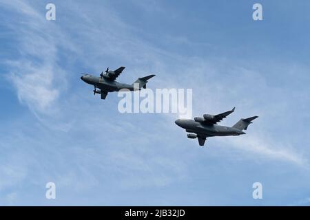 RAF-Flugzeug fliegt vorbei, um das Platin-Jubiläum der Königin zu feiern. London - 2.. Juni 2022 Stockfoto