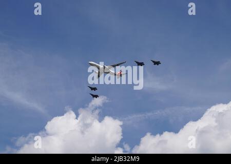 RAF-Flugzeug fliegt vorbei, um das Platin-Jubiläum der Königin zu feiern. London - 2.. Juni 2022 Stockfoto