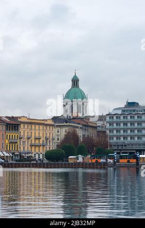 Como, Italien, November 2021. Schöner Blick auf den See und die Stadt Como in der Lombardei Region von Italien an einem bewölkten Tag. Reisen Sie Nach Italien. Stockfoto