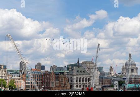 RAF-Flugzeug fliegt vorbei, um das Platin-Jubiläum der Königin zu feiern. London - 2.. Juni 2022 Stockfoto