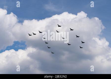 RAF-Flugzeug fliegt vorbei, um das Platin-Jubiläum der Königin zu feiern. London - 2.. Juni 2022 Stockfoto