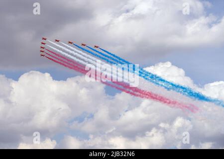 RAF Red Arrows fliegen vorbei, um das Platin-Jubiläum der Königin zu feiern. London - 2.. Juni 2022 Stockfoto