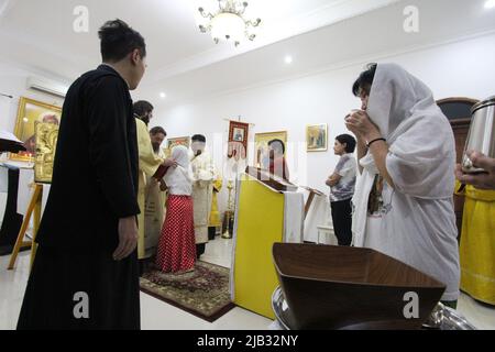 Bekasi City, West-Java, Indonesien. 2.. Juni 2022. Die russisch-orthodoxen Christen beten die Himmelfahrt Jesu Christi in der russisch-orthodoxen Kirche St. Vladimir, Kampung Sawah, Bekasi City, West Java, Indonesien an. Die russisch-orthodoxen Christen feiern die Himmelfahrt Jesu Christi auf der Grundlage des Julianischen Kalenders, der 46 v. Chr. von Kaiser Julius eingeführt wurde. Die Kirchenmitglieder behaupteten, bei der Durchführung christlicher Lehren, die als alt galten, unterschiedliche Glaubensrichtungen erlebt zu haben. (Bild: © Kuncoro Widyo Rumpoko/Pacific Press via ZUMA Press Wire) Stockfoto