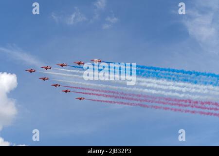 RAF Red Arrows fliegen vorbei, um das Platin-Jubiläum der Königin zu feiern. London - 2.. Juni 2022 Stockfoto