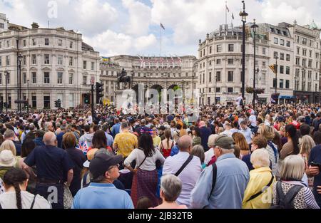 London, Großbritannien. 2.. Juni 2022. Menschenmassen auf dem Trafalgar Square. Zehntausende Menschen versammelten sich im Zentrum Londons, um das Platin-Jubiläum der Königin am ersten Tag eines besonderen, erweiterten viertägigen Wochenendes anlässlich des 70.. Jahrestages der Thronbesteigung der Königin zu feiern. Kredit: Vuk Valcic/Alamy Live Nachrichten Stockfoto