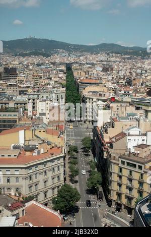 Barcelona, Spanien - 29. Mai 2022: Schöne Aussicht auf eine Straße von Barcelona von oben Stockfoto
