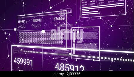 Bild von sich ändernden Zahlen und Datenverarbeitung auf Computerbildschirmen auf violettem Hintergrund Stockfoto