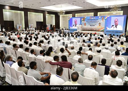 Jaipur, Rajasthan, Indien. 2.. Juni 2022. Chief Minister Ashok Gehlot spricht während eines Workshops des Rajasthan Pradesh Congress Committee in Jaipur. Etwa 650 Teilnehmer nahmen an dem Workshop Teil. Die Hauptagenda des Workshops besteht darin, die Beschlüsse der neuen Resolution umzusetzen, die im Nav Sankalp-Camp des All India Congress Committee in Udaipur im Distrikt und anderen unteren Ebenen veröffentlicht wurde. (Bild: © Sumit Sarawat/Pacific Press via ZUMA Press Wire) Quelle: ZUMA Press, Inc./Alamy Live News Stockfoto